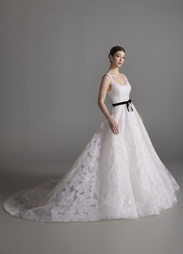 BROOKLYN classic ball gown with sculpted bodice and full skirt