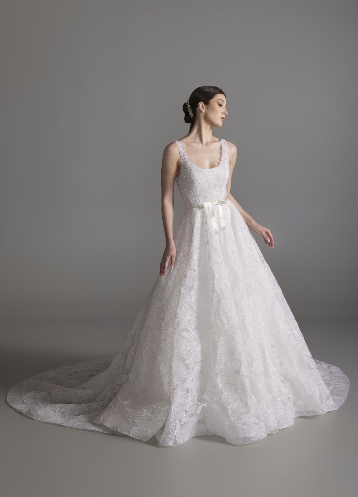 BROOKLYN full silhouette showcasing modern romantic design